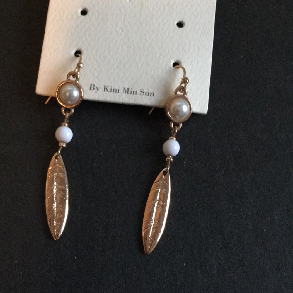 Gold pearl dangle earring